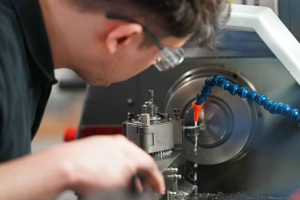 Ein Auszubildender zum Zerspanungsmechaniker arbeitet an einer Drehmaschine. Viele Unternehmen in Deutschland werden auch in diesem Jahr wieder Probleme haben, Auszubildende zu finden (Symbolbild).