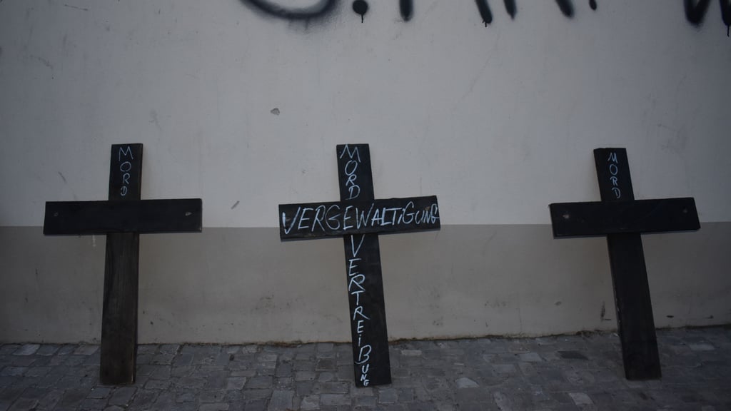 Unbekannte Täter haben rechtsextreme Graffiti an die Umfriedungsmauer der St. Petri-Kirche in Burg gesprüht und 13 Holzkreuze aufgestellt.