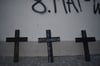 Diese Kreuze sind an der St.-Petri-Kirche in Burg am Jahrestag vom Ende des Zweiten Weltkrieges in Europa und Sieg über den Nationalsozialismus aufgestellt worden.  