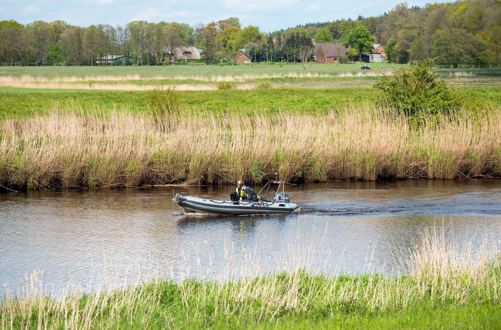 Ein Sonarboot der Polizei fährt während der Suche nach Arian am 29. April auf der Oste.