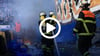 Beim Spiel Hamburger SV gegen St. Pauli hat Pyrotechnik die Choreo der Fans entzündet - die Feuerwehr musste anrücken.
