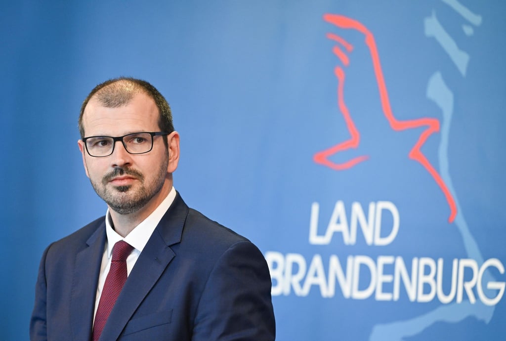 Steffen Freiberg (SPD), Brandenburgs Bildungsminister, stellt nach der Kabinettssitzung der Landesregierung Brandenburg ein Bildungsprogramm vor.