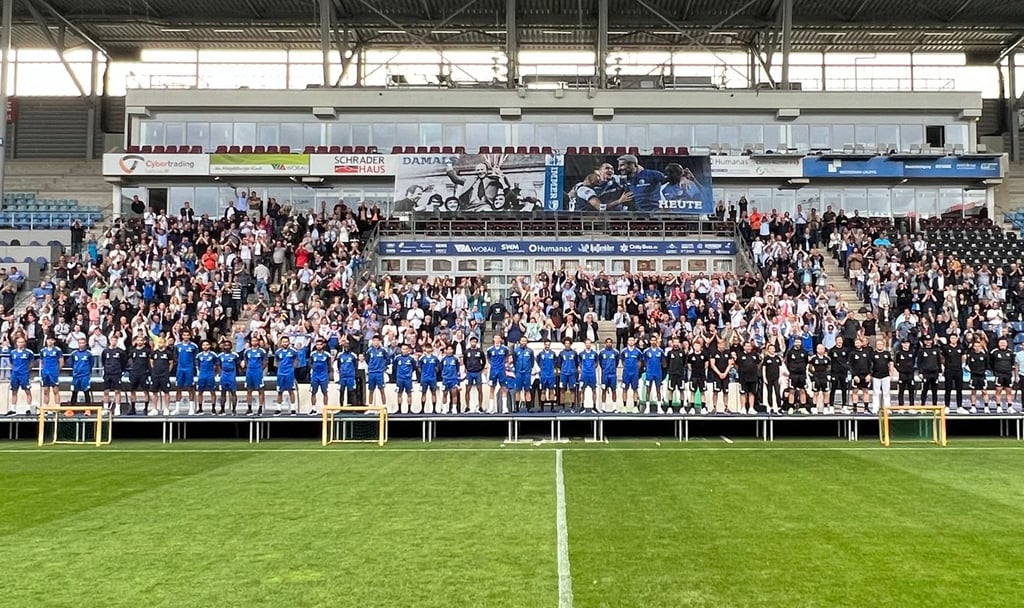 Die Blau-Weißen im vergangenen Sommer beim Club-Picknick: vorne aufgereiht die Mannschaft, dahinter die Sponsoren.