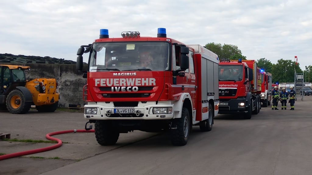 Feuerwehen aus Genthin und Elbe-Parey waren am Mittwoch in Gladau im Einsatz. 