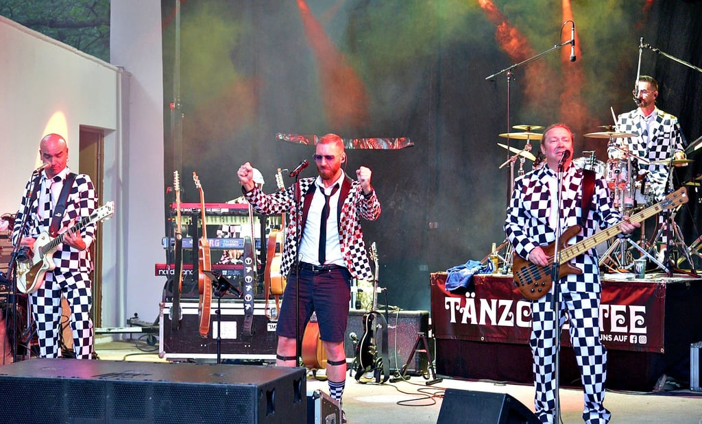 Die Band „Tänzchentee“ rockt am Freitag, 10. Mai, die Bühne auf dem Festplatz in Biendorf.