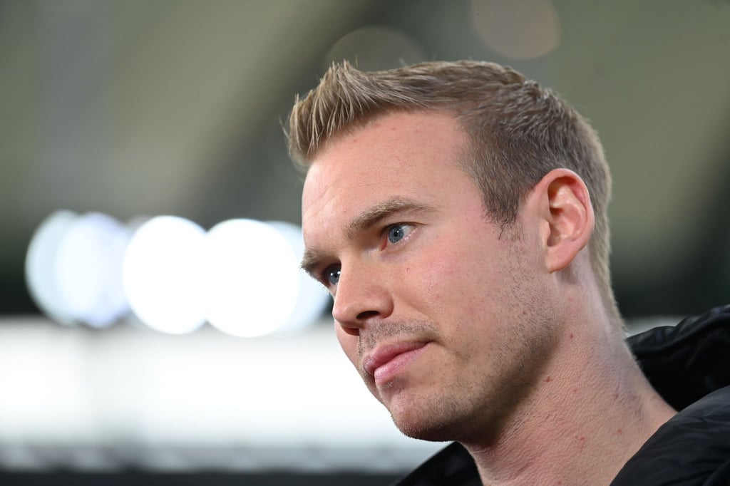 Fußball, Frauen: Bundesliga, VfL Wolfsburg - Bayern München, 17. Spieltag, Volkswagen-Arena. Wolfsburgs Trainer Tommy Stroot steht vor dem Spiel im Stadion.