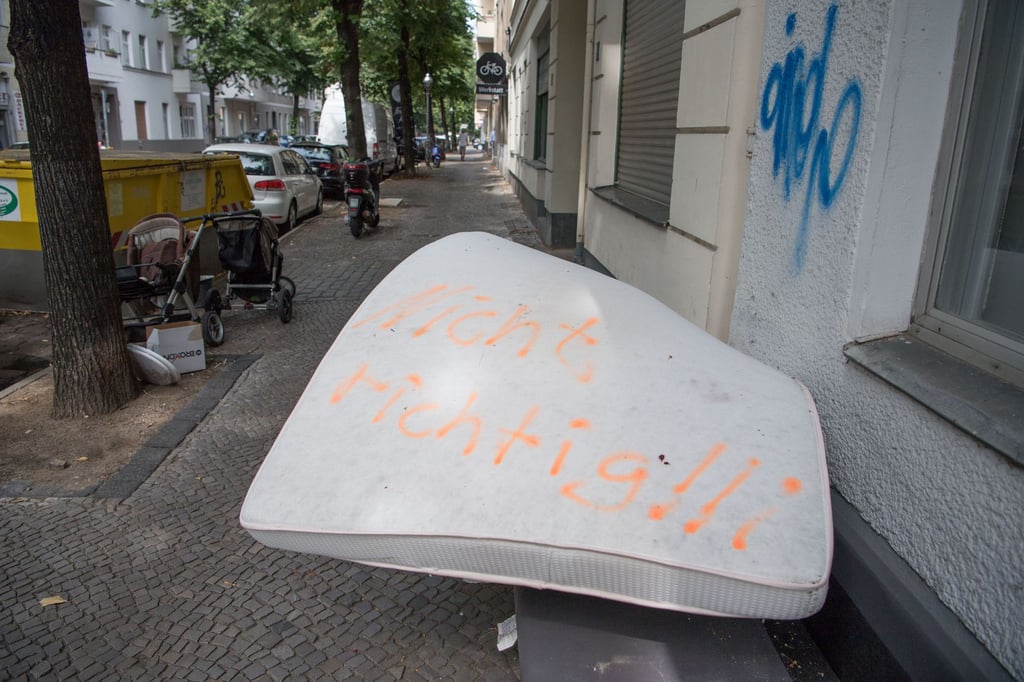Ohne Sperrmülltermin einfach auf die Straße legen? So sollten Sie Ihre alte Matratze definitiv nicht entsorgen.