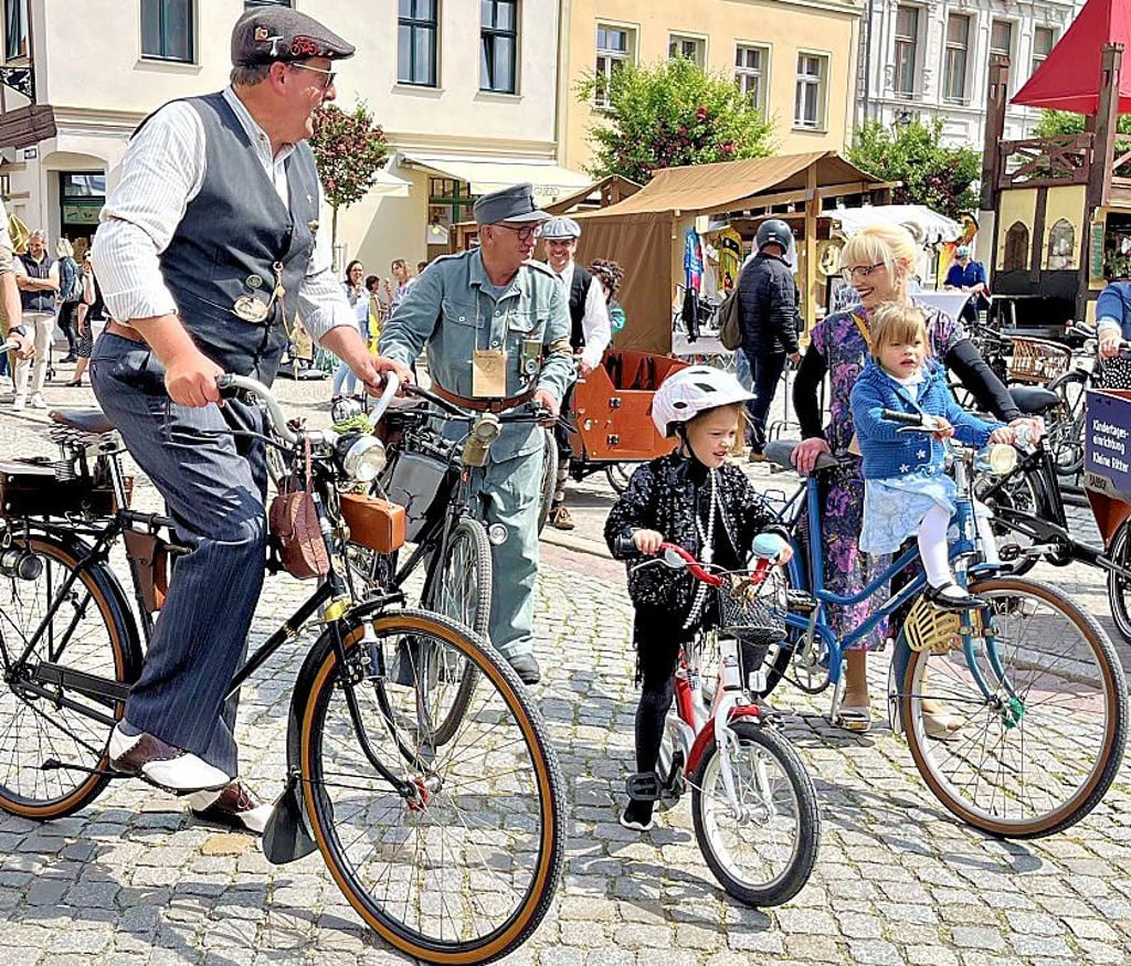 Jung und Alt, Familien mit Kind und Kegel sind startbereit für eine weitere kleine Rundfahrt durch Tangermünde und die Elbaue.
