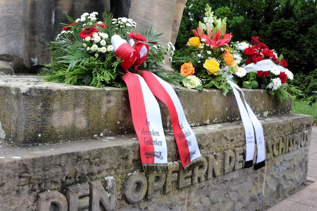 In Schönebeck wurden zum Gedenken an den 8. Mai Kränze niedergelegt.