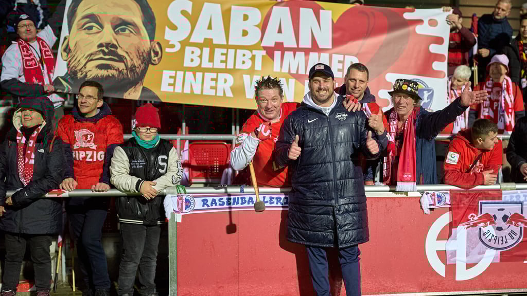 Fans der RB-Frauen haben ein Abschiedsplakat für Saban Uzun gebastelt.