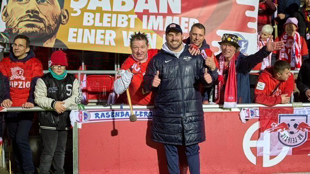 Fans der RB-Frauen haben ein Abschiedsplakat für Saban Uzun gebastelt.