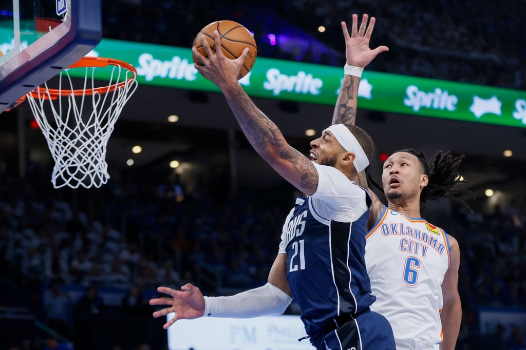 Mavericks-Center Daniel Gafford (l) zieht gegen Oklahoma-Forward Jaylin Williams zum Korb.