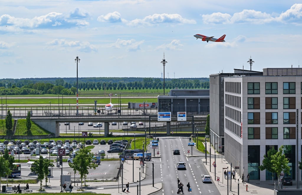Ein Flugzeug startet vom Hauptstadtflughafen Berlin Brandenburg BER.