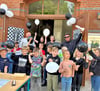Zur Feier des Tages ließen die Kinder der Schach-AG mit ihren Leitern Max Hartmann (hinten links)  und Marius Friedrich (hinten rechts) Ballons in Magdeburg-Olvenstedt steigen.