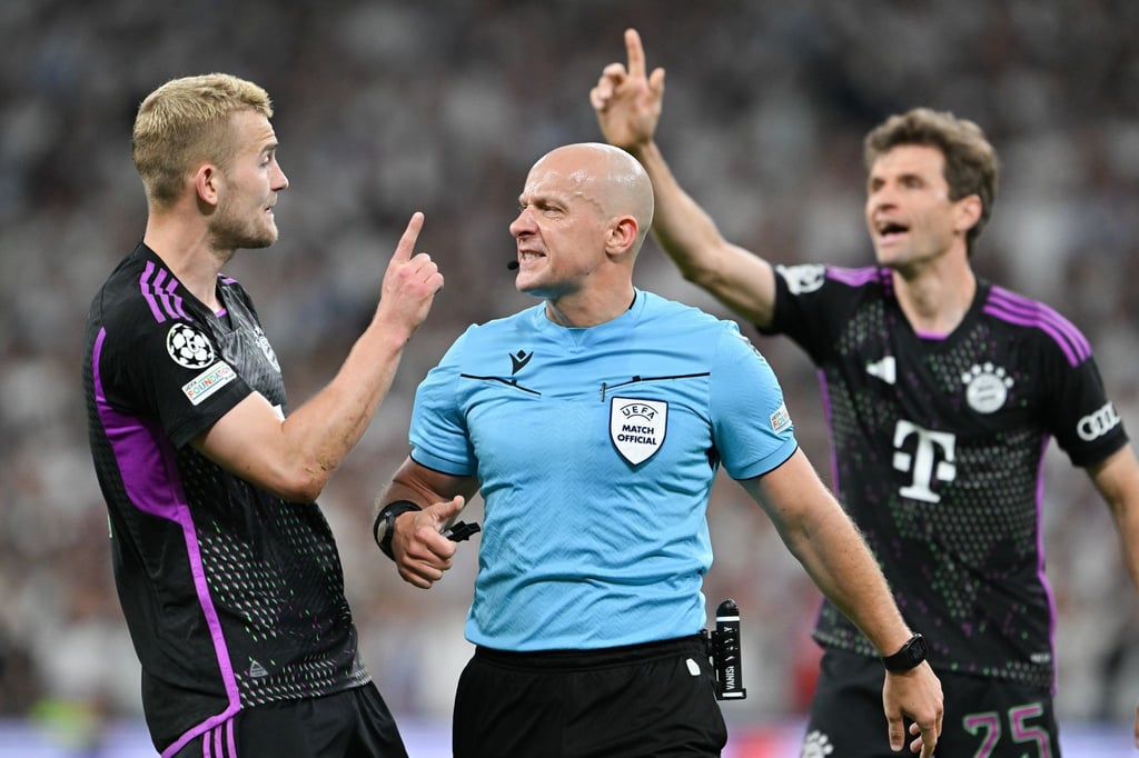 Matthijs de Ligt (l) war mit der Abseitsentscheidung von Schiedsrichter Szymon Marciniak überhaupt nicht zufrieden.