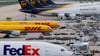 Frachtflugzeuge auf einem Flughafen. Eine FedEx-Boeing musste in Istanbul auf dem Rumpflanden. (Symbolbild)