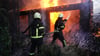 Feuerwehrleute löschen am 4. Mai in Charkiw ein Feuer, nachdem ein Haus von russischem Beschuss getroffen wurde.