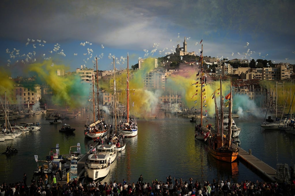 Ein Feuerwerk wurde gezündet, als die olympische Flamme per Schiff in Marseille einlief.