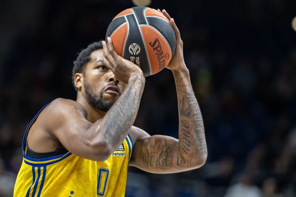 Berlins Sterling Brown hält den Ball bereit für einen Freiwurf.