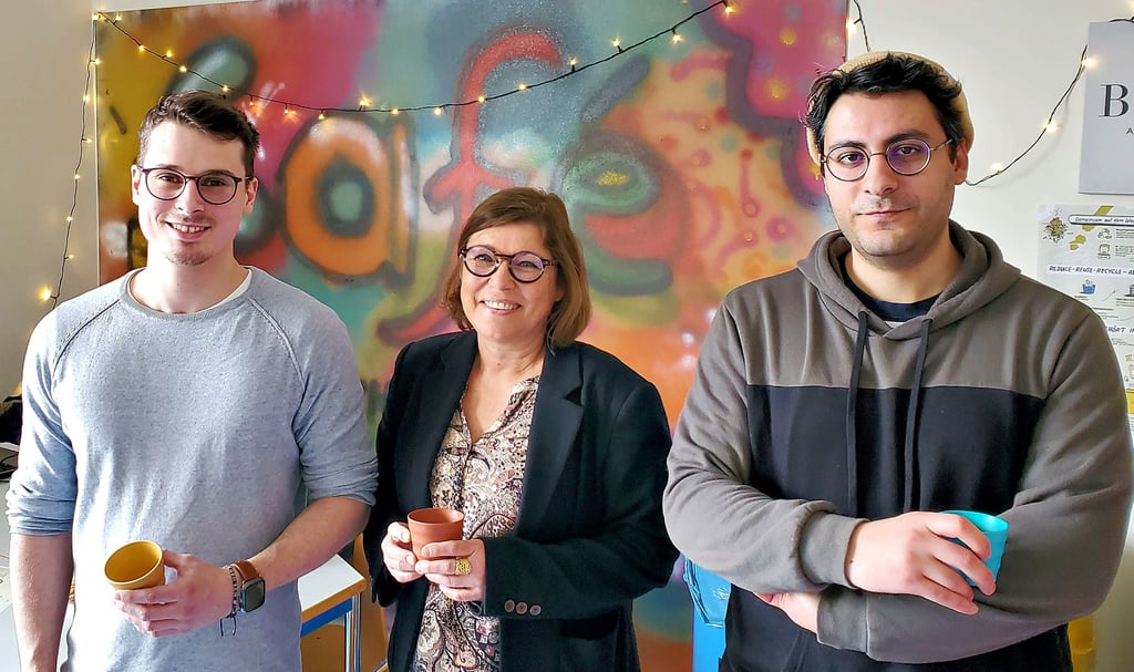 Beate Langer präsentierte das Projekt mit Student Mervan Haji (rechts) und Exipnos-Produktionsleiter Eduard Putsch im Campus-Café.