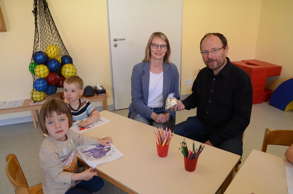 Tilo Mottschall, Vorsitzender des Vereins Ipse excitare, überreichte die 800 Euro in Form vieler Taler an Kita-Leiterin Laura Cyris.