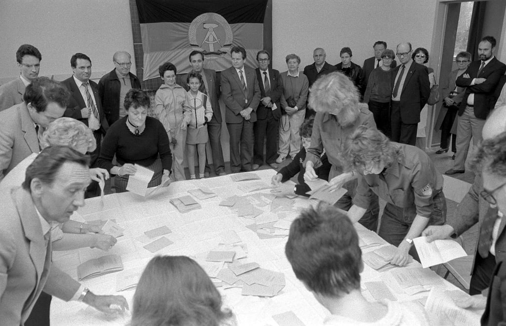 Die letzte Kommunalwahl in der DDR - hier die Stimmauszählung in einer Schule in Berlin.