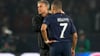 PSG-Trainer Luis Enrique (l) tröstet Kylian Mbappé nach der Niederlage.