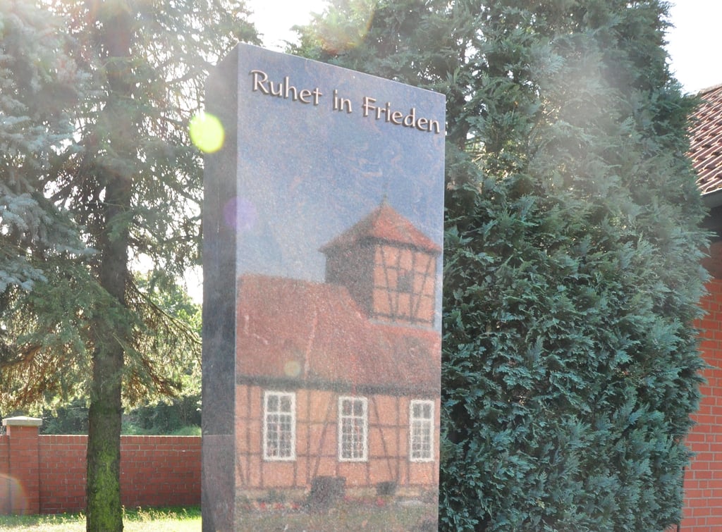 Eine Stele wie die auf dem kommunalen Friedhof in Winkelstedt soll es mittelfristig auch in Kalbe geben.