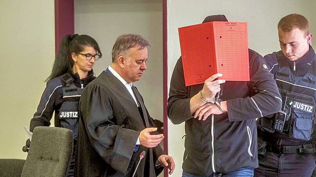 Der Angeklagte wird zum Prozessauftakt in Dessau am Mittwoch aus der U-Haft vorgeführt.