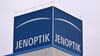Das Logo des Technologie-Konzerns Jenoptik ist auf dem Dach einer Betriebsstätte angebracht.