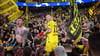Dortmunds Marco Reus (M) jubelt mit den mitgereisten Fans über den Einzug ins Champions-League-Finale.