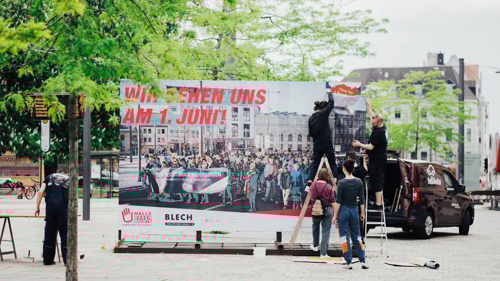 Das Bündnis "Halle gegen Rechts" hat am Steintor große Plakate für die Demo am 1. Juni aufgehängt.