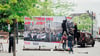 Das Bündnis "Halle gegen Rechts" hat am Steintor große Plakate für die Demo am 1. Juni aufgehängt. 