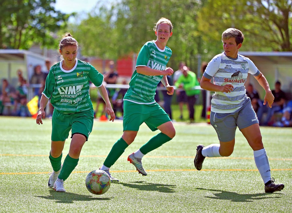Nach dem Führungstreffer durch Luisa Lehnigk (l.) hatte der SSV Besiegdas bereits eine Hand am Titel. Für die Entscheidung in der Meisterschaft müssen sich Anja Zywitzki und Mareike Arlt (r.) allerdings noch drei Wochen gedulden.