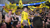 Dortmunds Marco Reus (M) jubelt mit den mitgereisten Fans über den Sieg bei Paris Saint-Germain.
