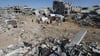Binnenvertriebene Palästinenser errichteten Zelte auf den Ruinen des Lagers Chan Junis, nachdem die israelische Armee sie aufgefordert hatte, die Stadt Rafah zu räumen.