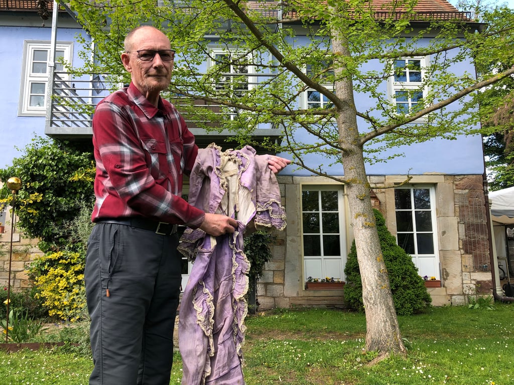 Stefan Jung zeigt das Kleid, das zum Auftakt des Museumspfades präsentiert werden soll.