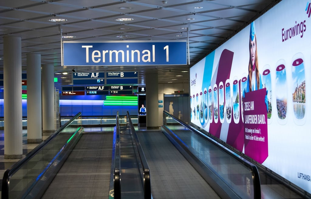 Fast menschenleer zeigt sich das Terminal 1 am Flughafen München, nachdem es zwischenzeitlich wegen einer Personenfahndung geräumt wurde.