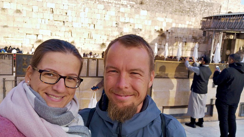 Endlich am Ziel: Im Januar 2020 kamen Maria und Peter Elstner nach einer Pilgerreise in Jerusalem an. Hier sind sie vor der Klagemauer zu sehen.