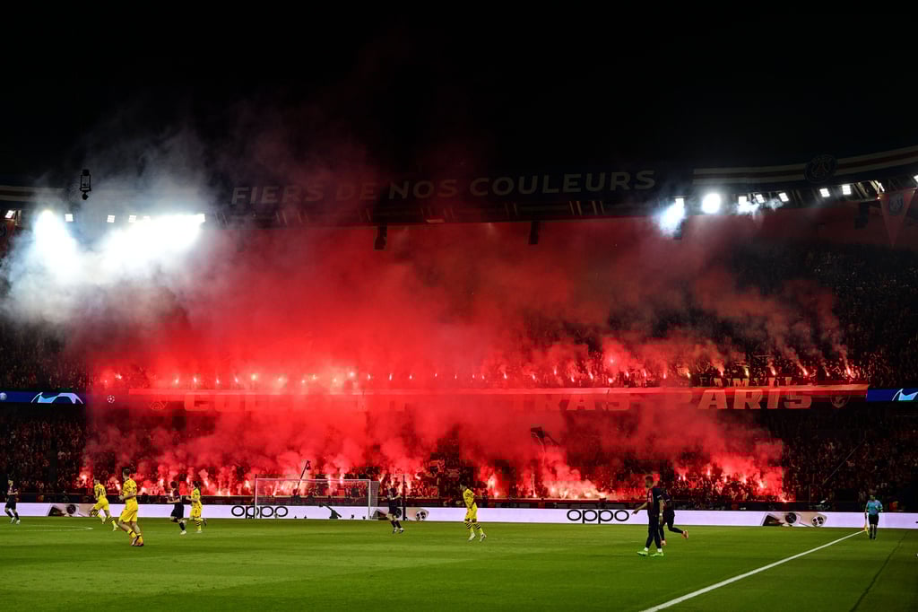 Umstritten: Pyrotechnik im Stadion, hier beim Champions-League-Spiel von Borussia Dortmund in Paris.