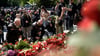 Mitglieder der russisch-nationalistischen Rockergruppe „Nachtwölfe“ legen 9. Mai 2023 Blumen am Sowjetischen Ehrenmal im Tiergarten in Berlin nieder.