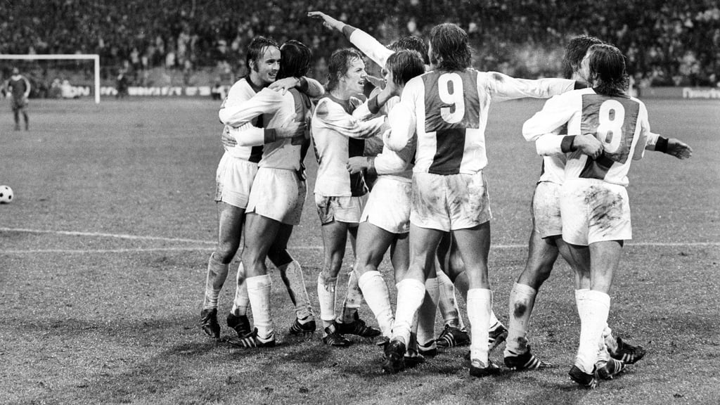 Der Supercup zwischen 1. FC Magdeburg und FC Bayern München fiel 1974 zwar aus, dafür trafen beide Mannschaften aber in der Folgesaison im Europapokal der Landesmeister aufeinander. Hier jubelt der FCM über ein Tor in München.