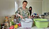 Nicole Erben hilft beim Zubereiten des Essens. Im Hintergrund Diana Weise, die beim Verein ihren Bundesfreiwilligendienst leistet.