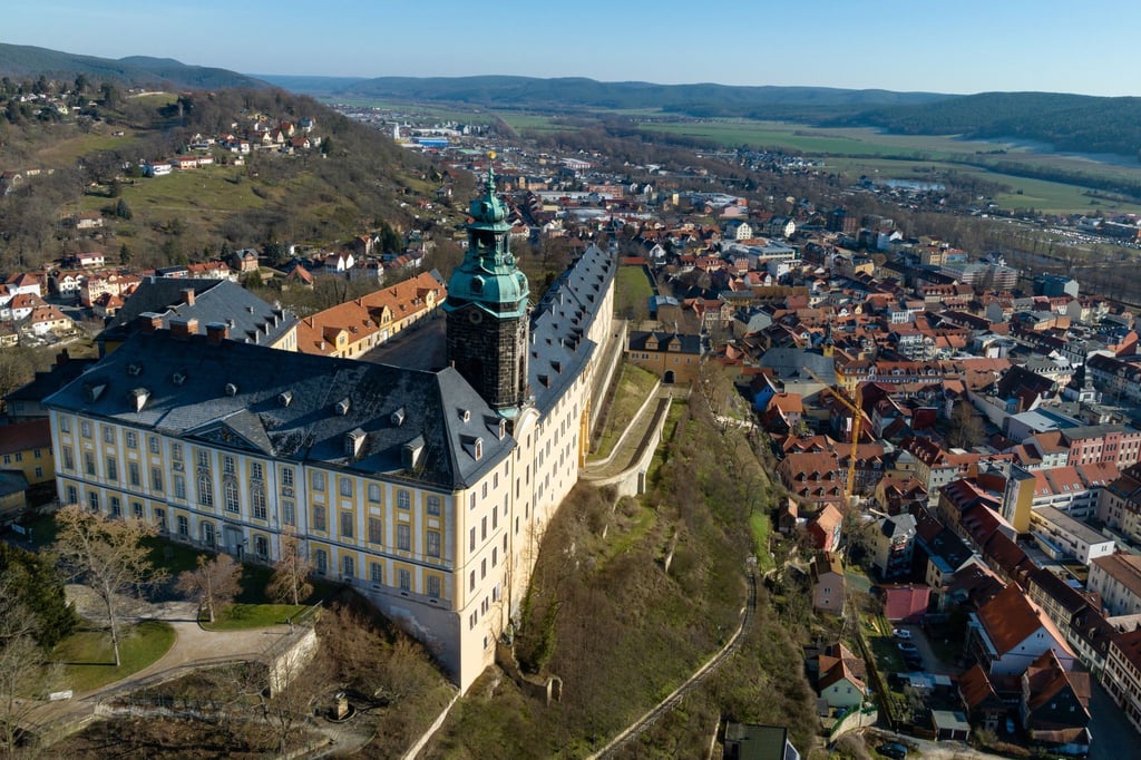 Die Heidecksburg thront über Rudolstadt.