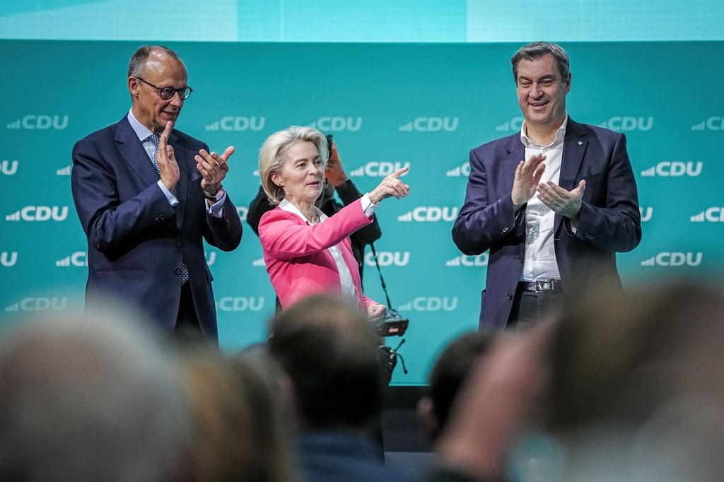 CDU-Chef Friedrich Merz (l, CDU), EU-Kommissionspräsidentin Ursula von der Leyen und CSU-Chef Markus Söder stehen beim CDU-Bundesparteitag gemeinsam auf dem Podium.