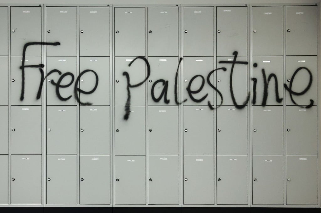 Der Schriftzug "Free Palestine" wurde während der Besetzung des Audimax der Universität Leipzig an eine Wand mit Schließfächern gesprüht.