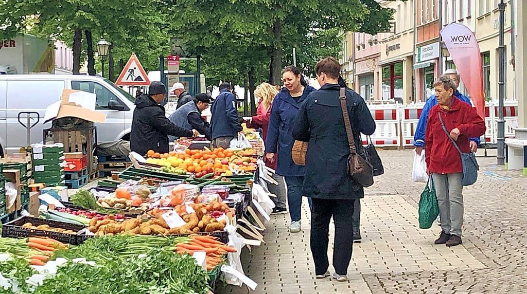 Alles sei frisch und der Preis stimme, loben die Kunden am Obst- und Gemüsestand auf dem Wochenmarkt am Roßmarkt.