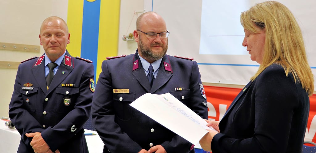 Marcel Zürch (M.) wurde von Gemeindebürgermeisterin Nicole Golz zum stellvertretenden Ortswehrleiter der Ortsfeuerwehr Bergzow ernannt. Links Gemeindewehrleiter Steve Flügge.