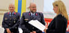 Marcel Zürch (M.) wurde von Gemeindebürgermeisterin Nicole Golz zum stellvertretenden Ortswehrleiter der Ortsfeuerwehr Bergzow ernannt. Links Gemeindewehrleiter Steve Flügge. 