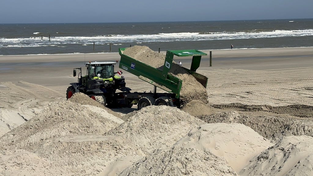 Die Badesaison kann kommen: Auf den Ostfriesischen Inseln werden nach der Sturmflutsaison Strände mit Sand aufgefüllt.